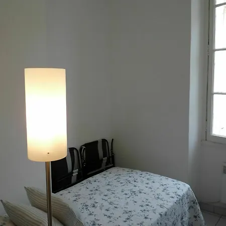Apartment Two Bed In The Heart Of Old Town Easy Walking Distance From The Palais And Beaches 785